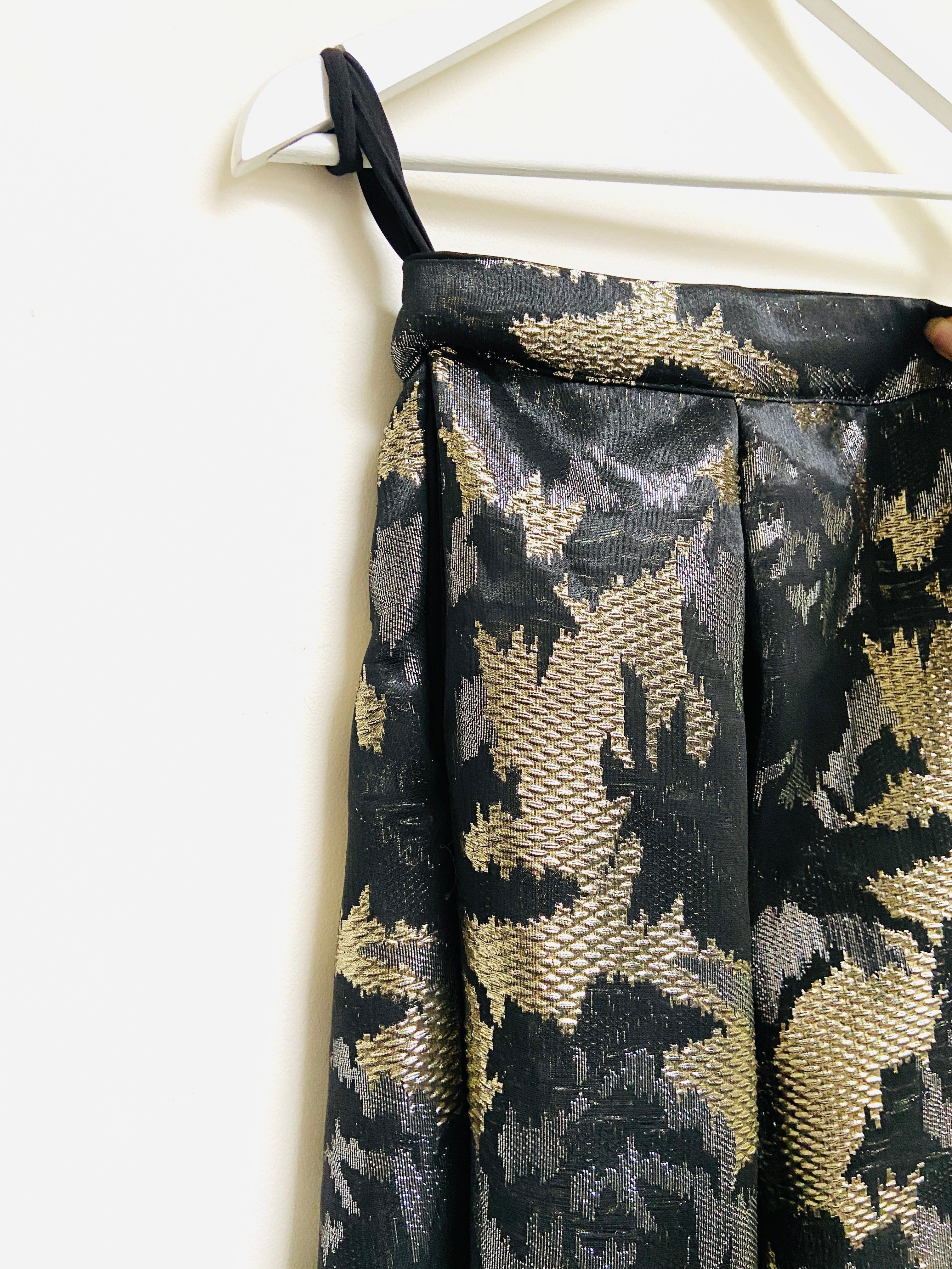 Textured art lehenga skirt with black feather dupatta