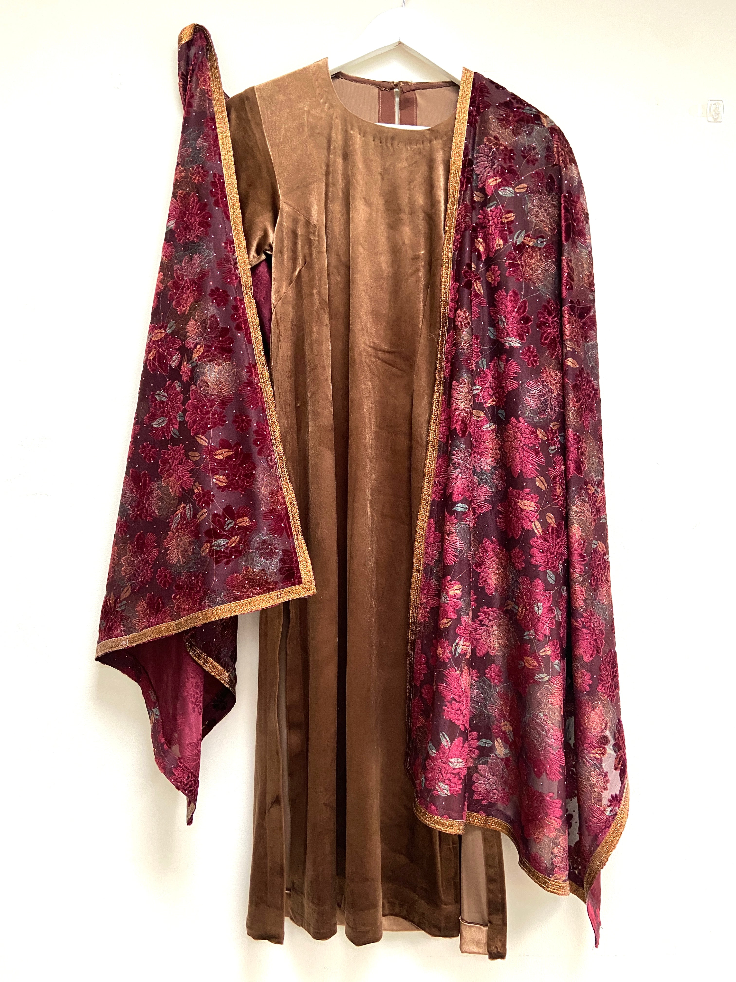 Floral velvet / net dupatta - Magenta